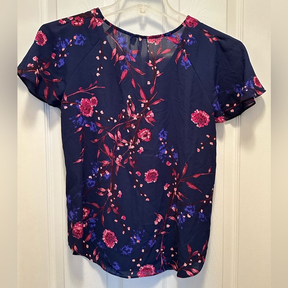 Elle women’s Small S shirt Blue pink Magenta Floral Blouse lightweight like new